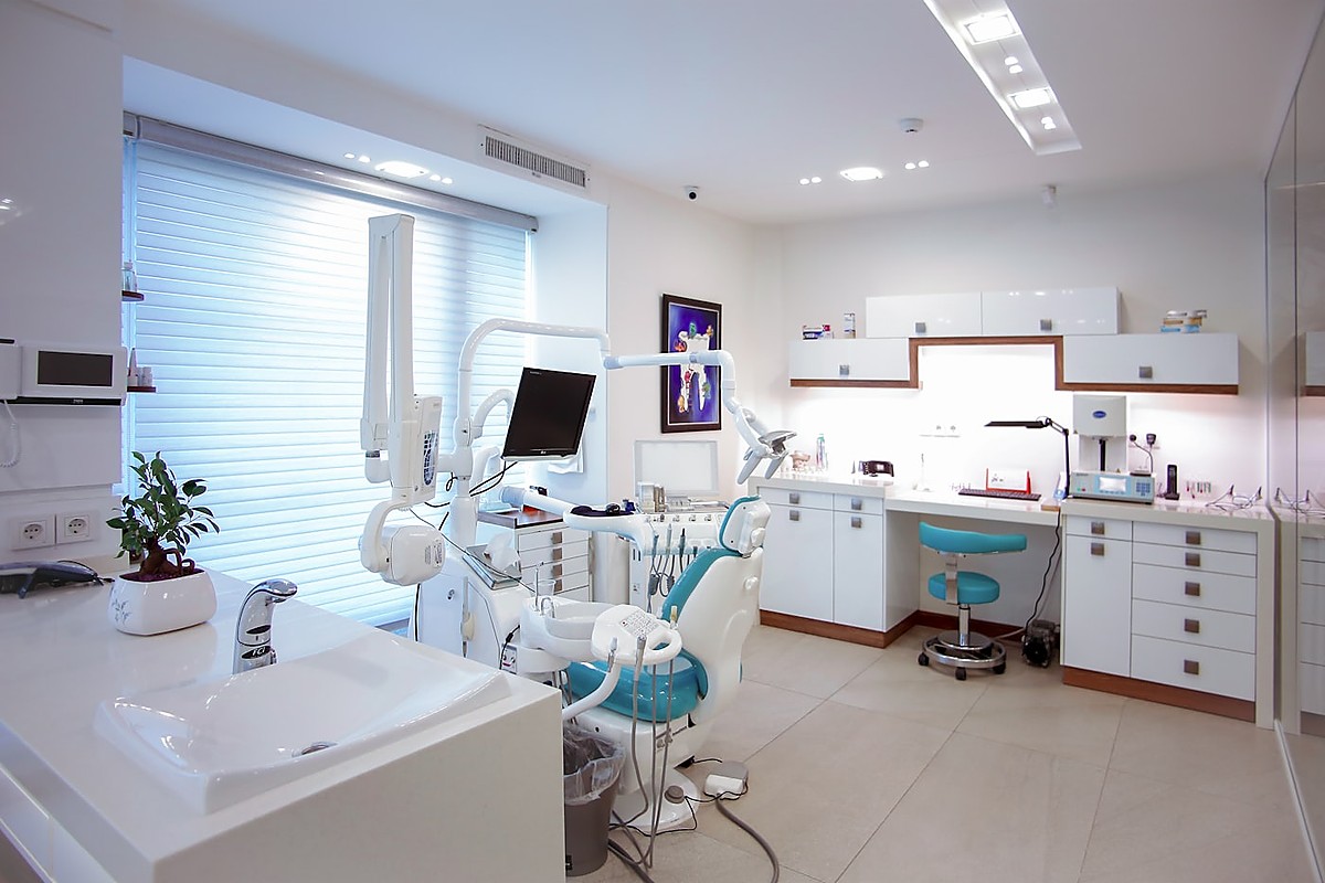 Emergency dentist for toothache and dental trauma at Dental Dew Rohini